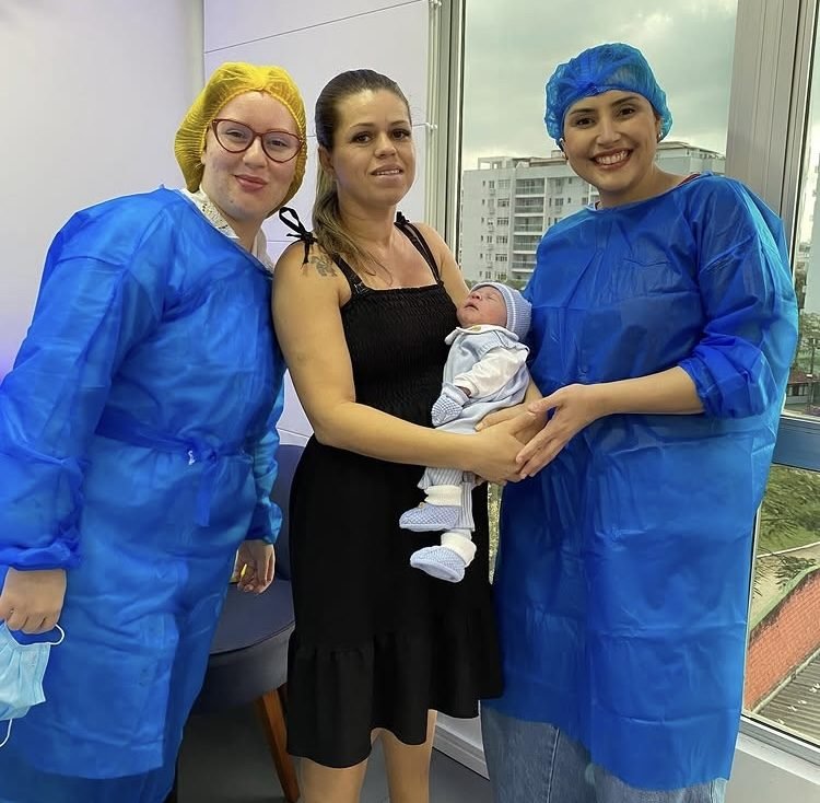 Bebê acompanhado pela equipe do Espaço Amamentar