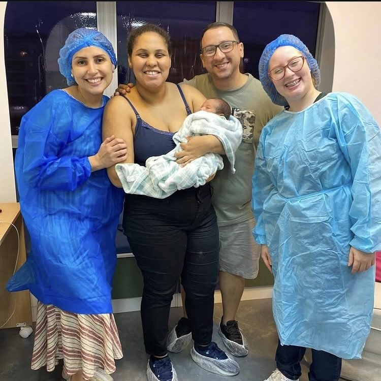 Mãe e bebê em atendimento acolhedor no Espaço Amamentar